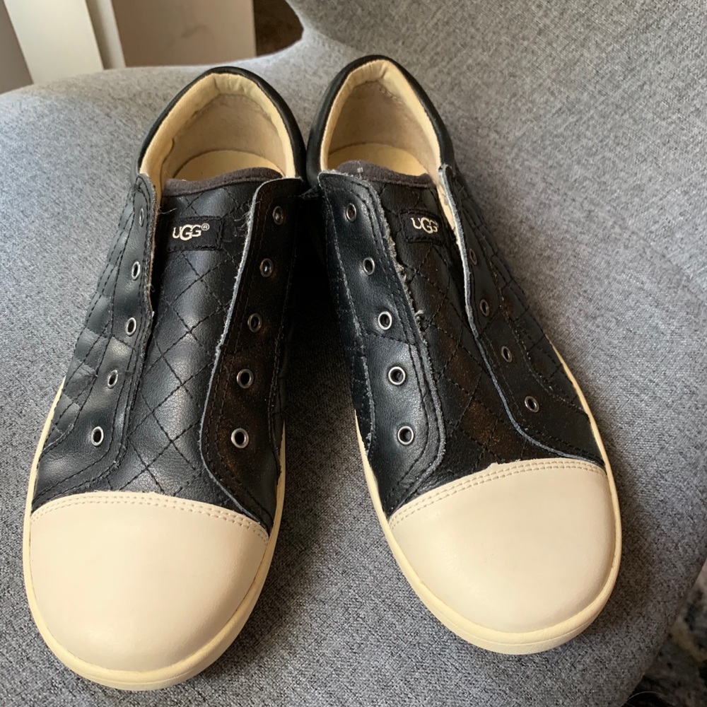 Girls size 5 UGG black quilted pull on shoes